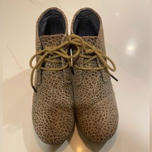 Toms desert wedge bootie size 7